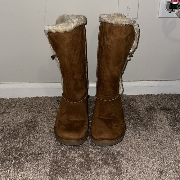Brown boots with white fur(not real fur)Worn blue ink at top from jeans - Picture 4 of 4
